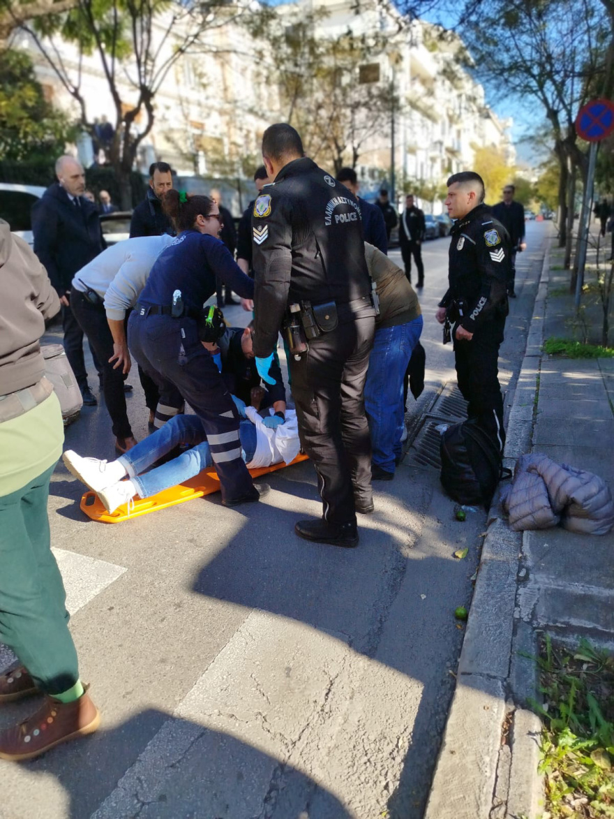 Τροχαίο κοντά στο Μέγαρο Μαξίμου: Αυτοκίνητο παρέσυρε και τραυμάτισε πεζό