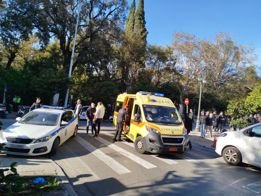 Τροχαίο κοντά στο Μέγαρο Μαξίμου: Αυτοκίνητο παρέσυρε και τραυμάτισε πεζό