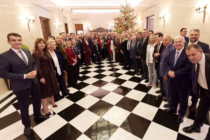 Μέσα στο Μαξίμου στη χαλαρή συνάντηση Μητσοτάκη με βουλευτές της ΝΔ: Η οικογενειακή φωτογραφία, η γραβάτα με τους τσολιάδες και το γούρι