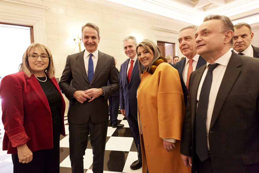 Μέσα στο Μαξίμου στη χαλαρή συνάντηση Μητσοτάκη με βουλευτές της ΝΔ: Η οικογενειακή φωτογραφία, η γραβάτα με τους τσολιάδες και το γούρι