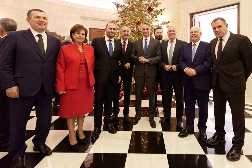 Μέσα στο Μαξίμου στη χαλαρή συνάντηση Μητσοτάκη με βουλευτές της ΝΔ: Η οικογενειακή φωτογραφία, η γραβάτα με τους τσολιάδες και το γούρι