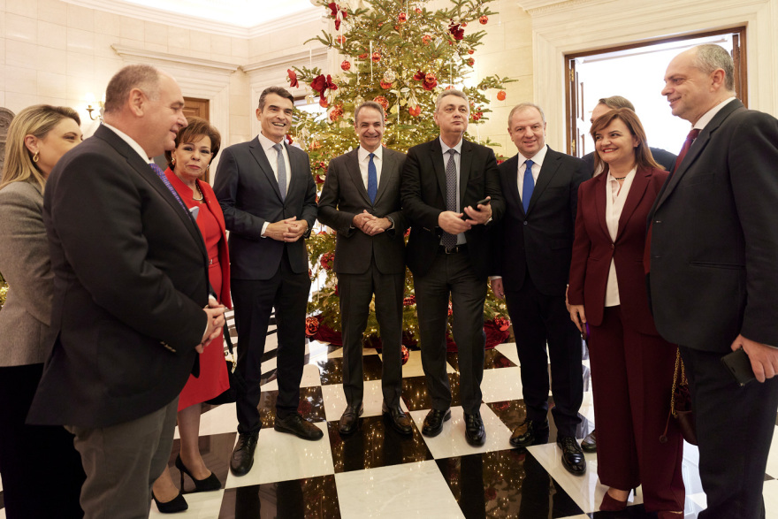 Μέσα στο Μαξίμου στη χαλαρή συνάντηση Μητσοτάκη με βουλευτές της ΝΔ: Η οικογενειακή φωτογραφία, η γραβάτα με τους τσολιάδες και το γούρι