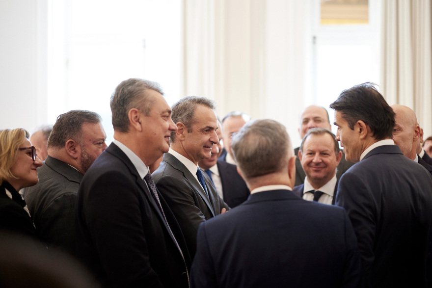 Μέσα στο Μαξίμου στη χαλαρή συνάντηση Μητσοτάκη με βουλευτές της ΝΔ: Η οικογενειακή φωτογραφία, η γραβάτα με τους τσολιάδες και το γούρι