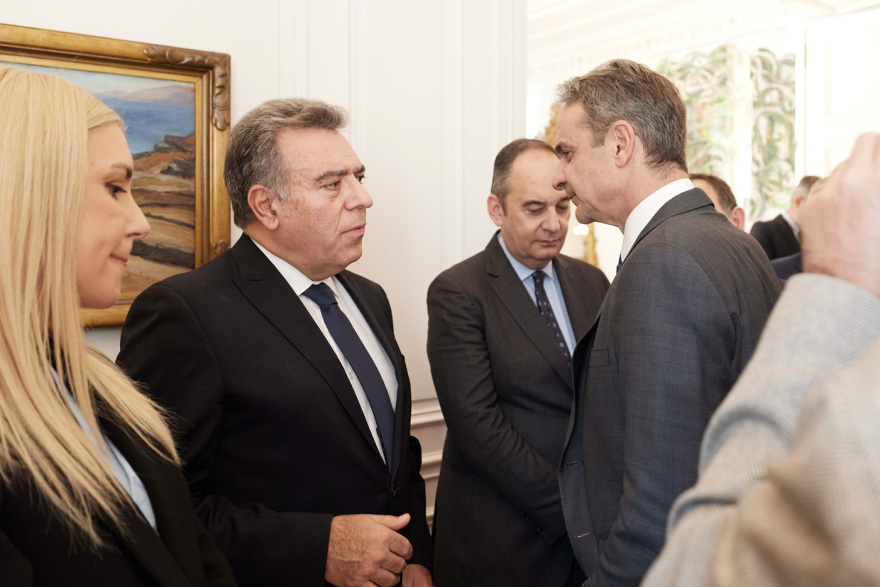 Μέσα στο Μαξίμου στη χαλαρή συνάντηση Μητσοτάκη με βουλευτές της ΝΔ: Η οικογενειακή φωτογραφία, η γραβάτα με τους τσολιάδες και το γούρι