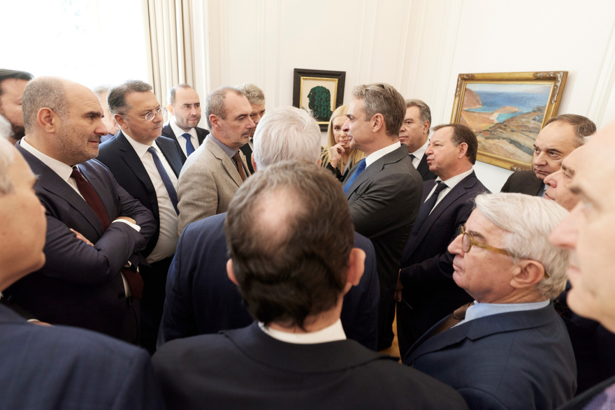 Μέσα στο Μαξίμου στη χαλαρή συνάντηση Μητσοτάκη με βουλευτές της ΝΔ: Η οικογενειακή φωτογραφία, η γραβάτα με τους τσολιάδες και το γούρι