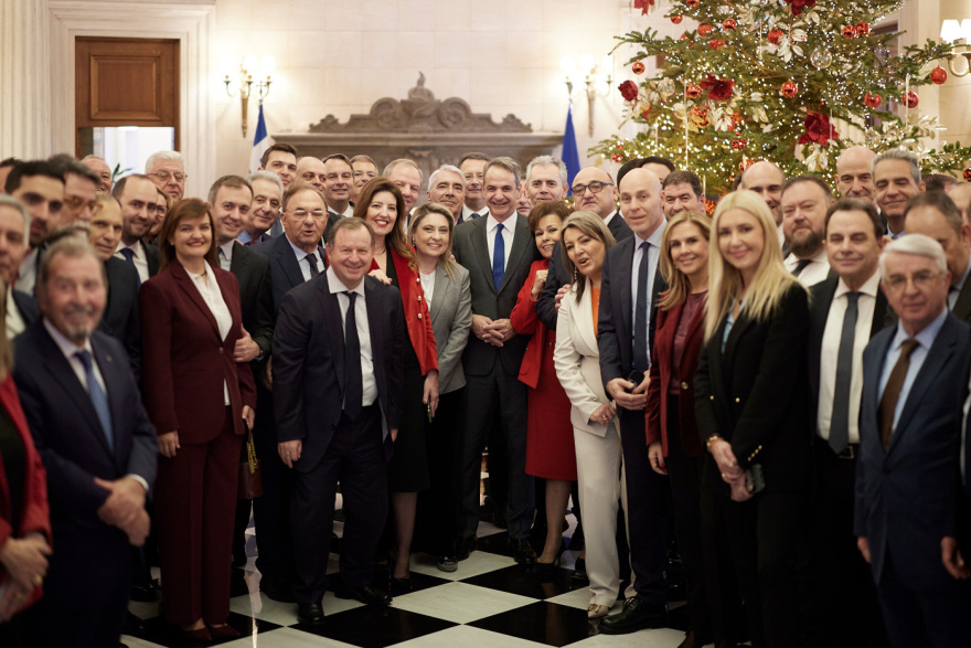 Μέσα στο Μαξίμου στη χαλαρή συνάντηση Μητσοτάκη με βουλευτές της ΝΔ: Η οικογενειακή φωτογραφία, η γραβάτα με τους τσολιάδες και το γούρι