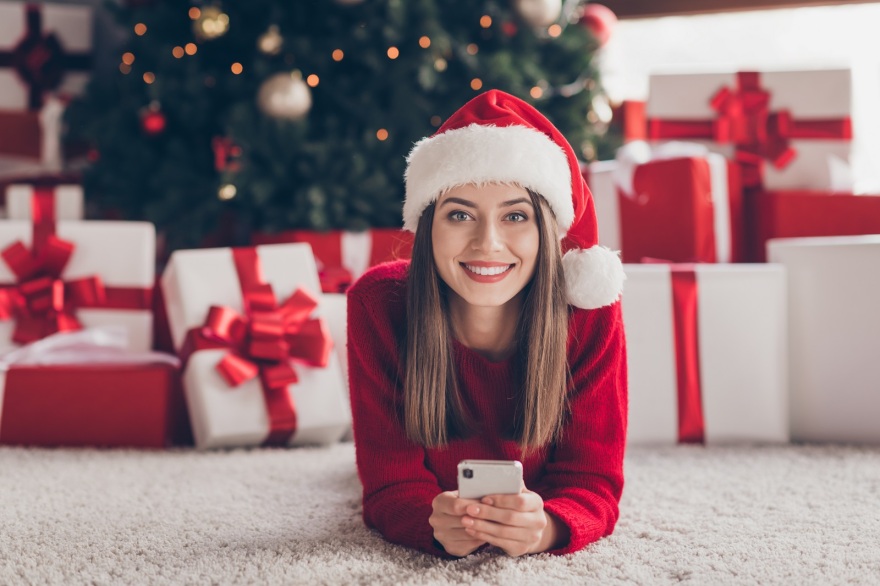 Οι γιορτές στην εποχή των social media: Πώς επηρεάζουν τις αγορές μας;