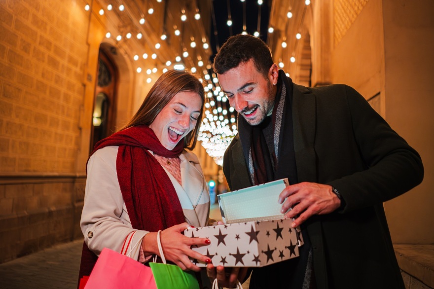 Οι γιορτές στην εποχή των social media: Πώς επηρεάζουν τις αγορές μας;