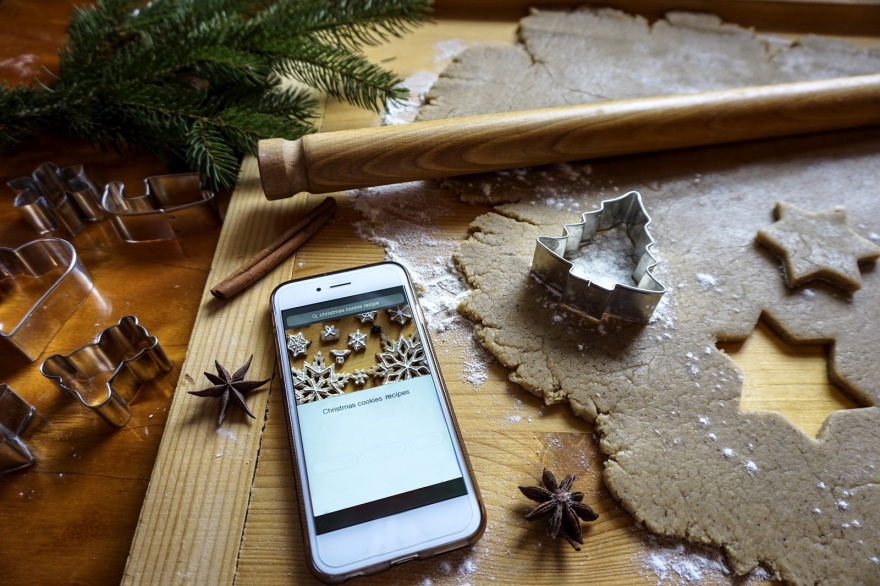 Οι γιορτές στην εποχή των social media: Πώς επηρεάζουν τις αγορές μας;