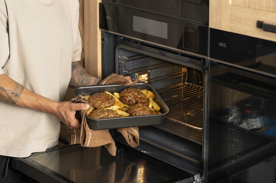 AEG x Άκης Πετρετζίκης: Η πιο γευστική συνεργασία της χρονιάς