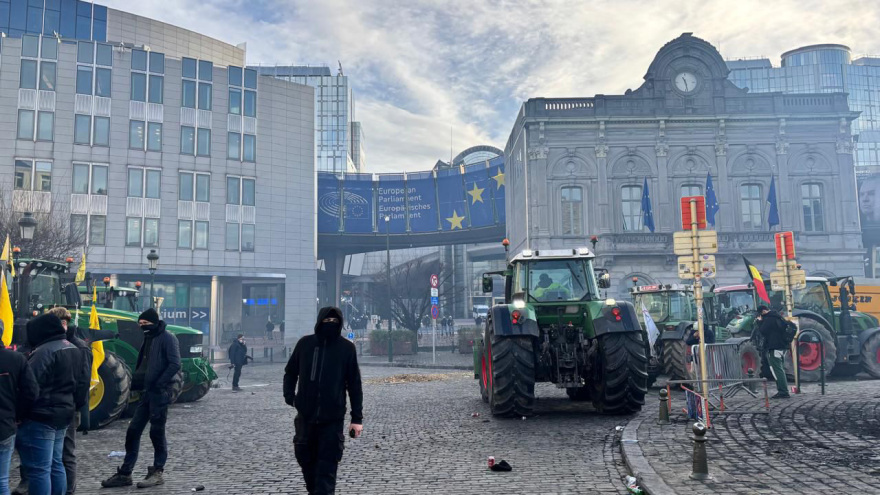 Χάος στις Βρυξέλλες: Φωτιές, καπνογόνα και δακρυγόνα στη συγκέντρωση των αγροτών μπροστά από το ευρωκοινοβούλιο, δείτε live