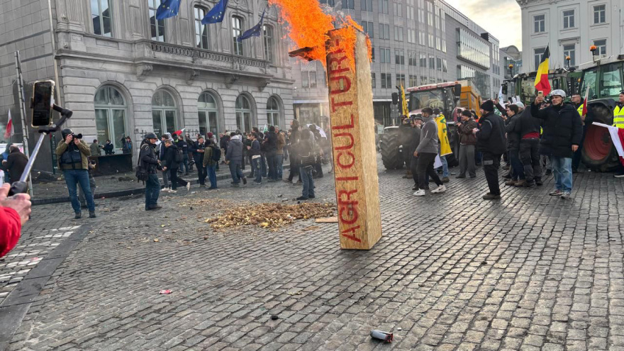 Χάος στις Βρυξέλλες: Φωτιές, καπνογόνα και δακρυγόνα στη συγκέντρωση των αγροτών μπροστά από το ευρωκοινοβούλιο, δείτε live