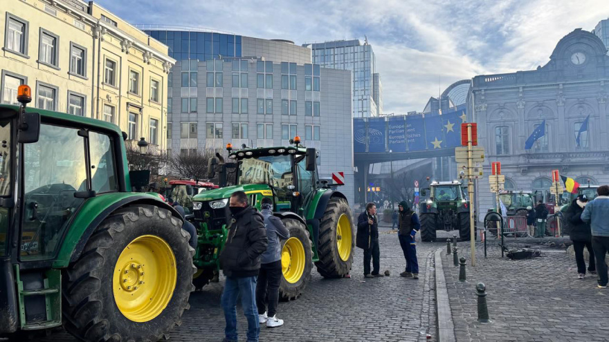 Χάος στις Βρυξέλλες: Φωτιές, καπνογόνα και δακρυγόνα στη συγκέντρωση των αγροτών μπροστά από το ευρωκοινοβούλιο, δείτε live