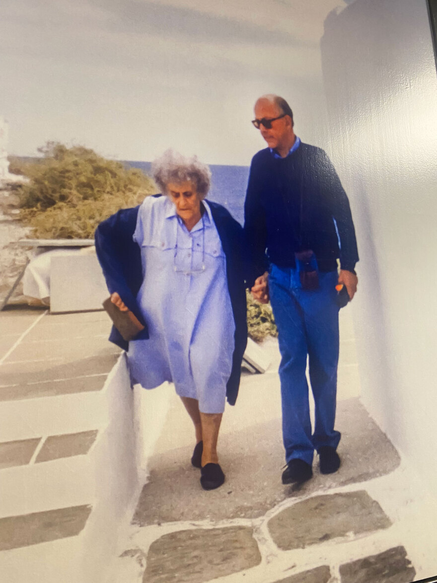 Γιώργος Παπαστεφάνου: Το τρανζίστορ, οι δίσκοι, τα βιβλία και η μεγάλη δωρεά στην ΕΡΤ
