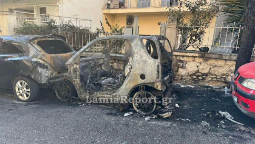 Στιγμές πανικού στη Λαμία: Αυτοκίνητο τυλίχτηκε στις φλόγες σε πυκνοκατοικημένη περιοχή, βίντεο