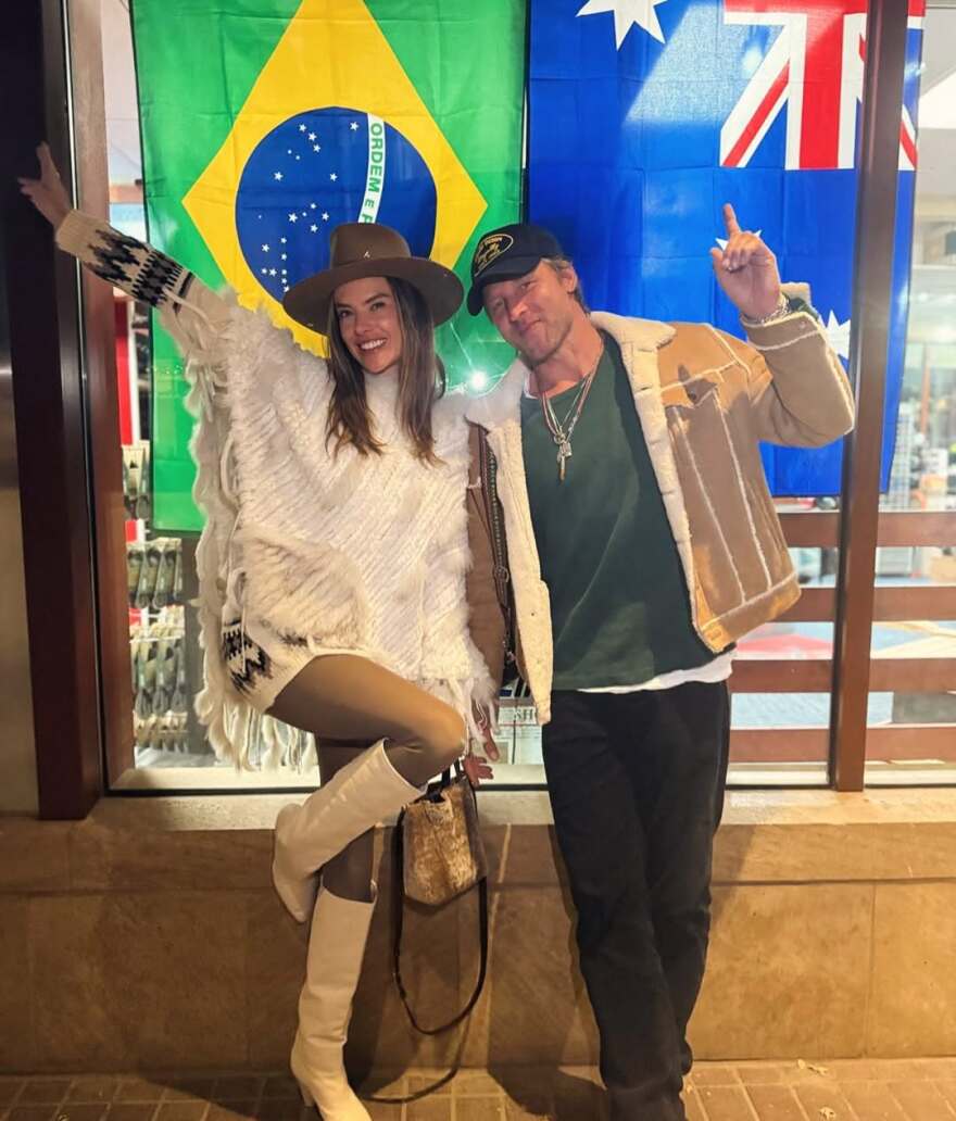 Η Αλεσάντρα Αμπρόσιο και ο Μπακ Πάλμερ ποζάρουν στα χιόνια