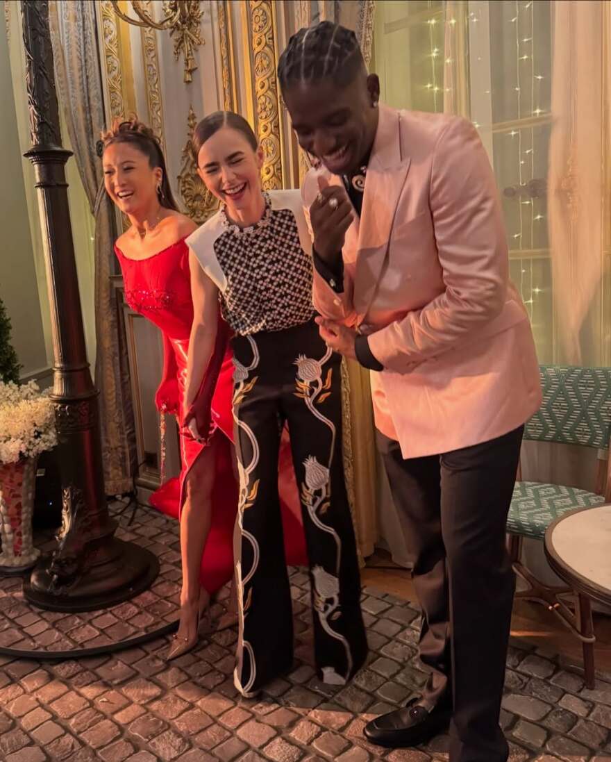 Η Λίλι Κόλινς δημοσίευσε backstage φωτογραφίες από την πέμπτη σεζόν του Emily in Paris