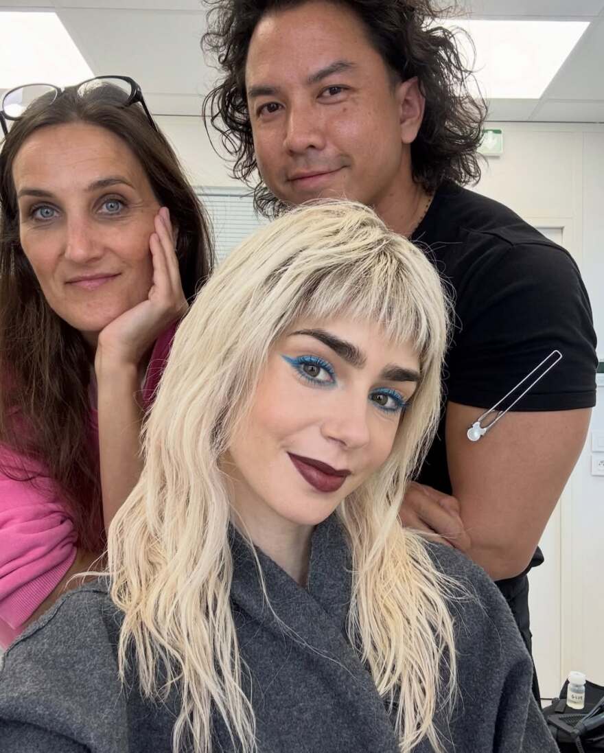 Η Λίλι Κόλινς δημοσίευσε backstage φωτογραφίες από την πέμπτη σεζόν του Emily in Paris