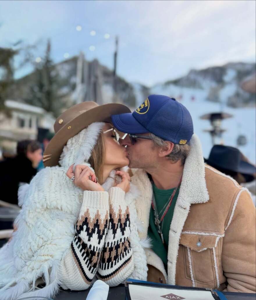 Η Αλεσάντρα Αμπρόσιο και ο Μπακ Πάλμερ ποζάρουν στα χιόνια