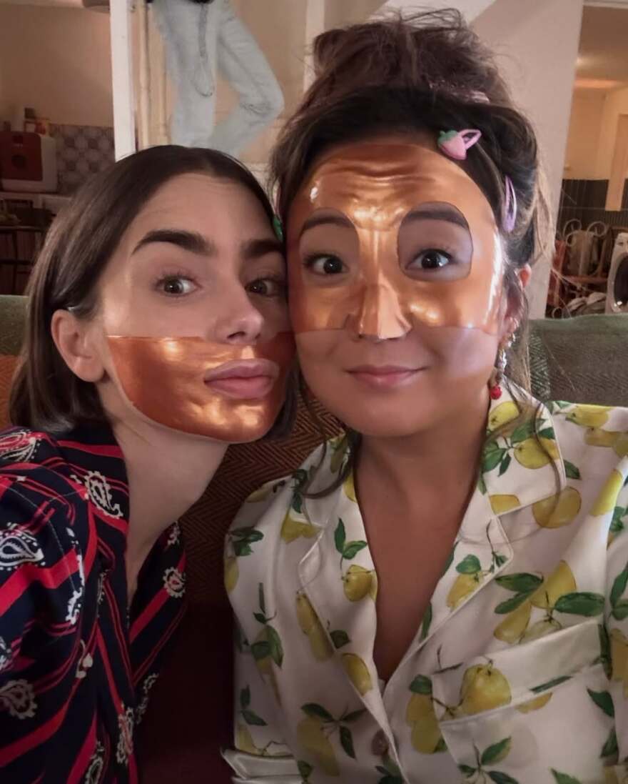 Η Λίλι Κόλινς δημοσίευσε backstage φωτογραφίες από την πέμπτη σεζόν του Emily in Paris