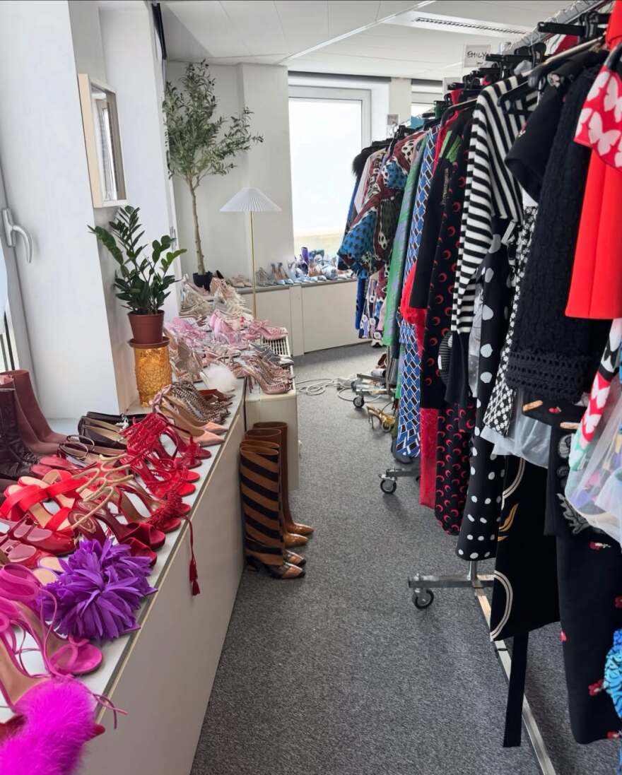 Η Λίλι Κόλινς δημοσίευσε backstage φωτογραφίες από την πέμπτη σεζόν του Emily in Paris