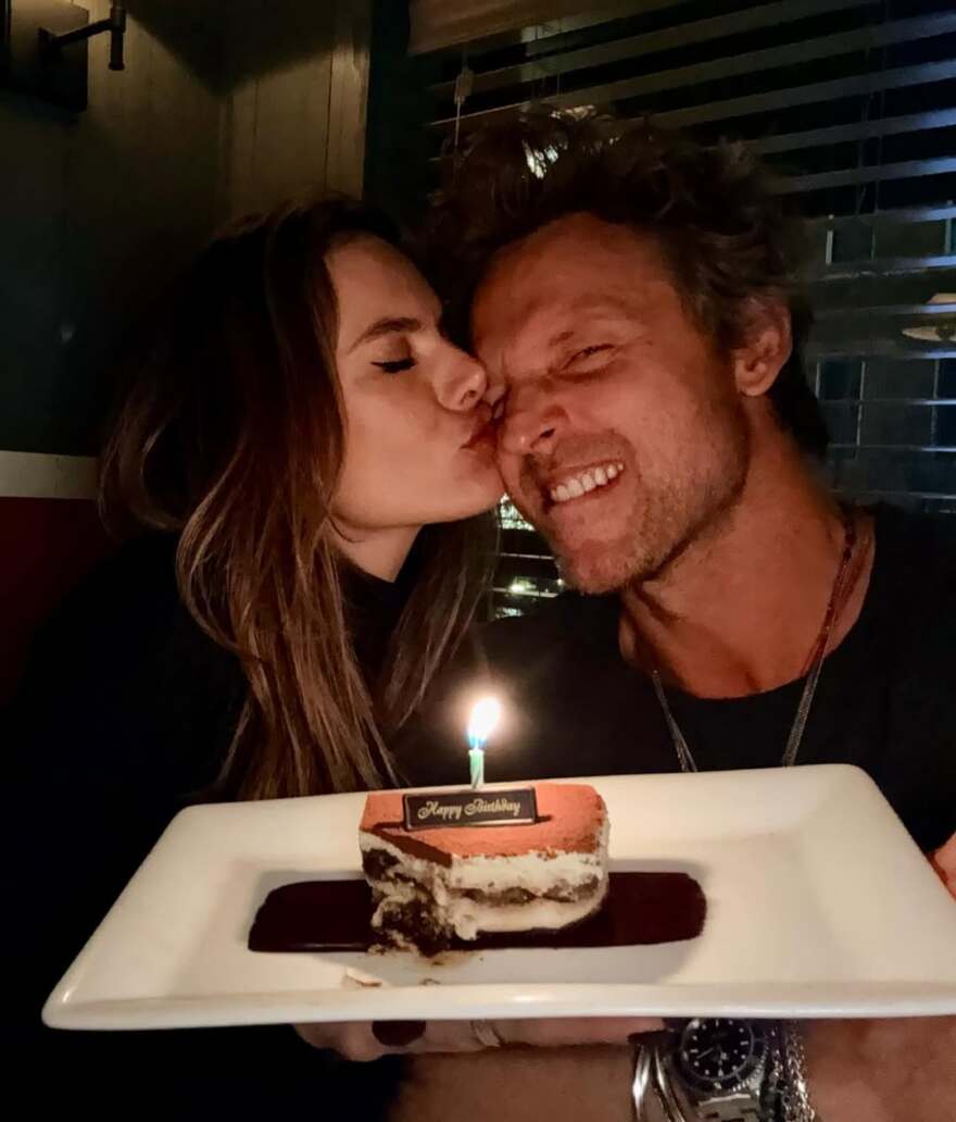 Η Αλεσάντρα Αμπρόσιο και ο Μπακ Πάλμερ ποζάρουν στα χιόνια