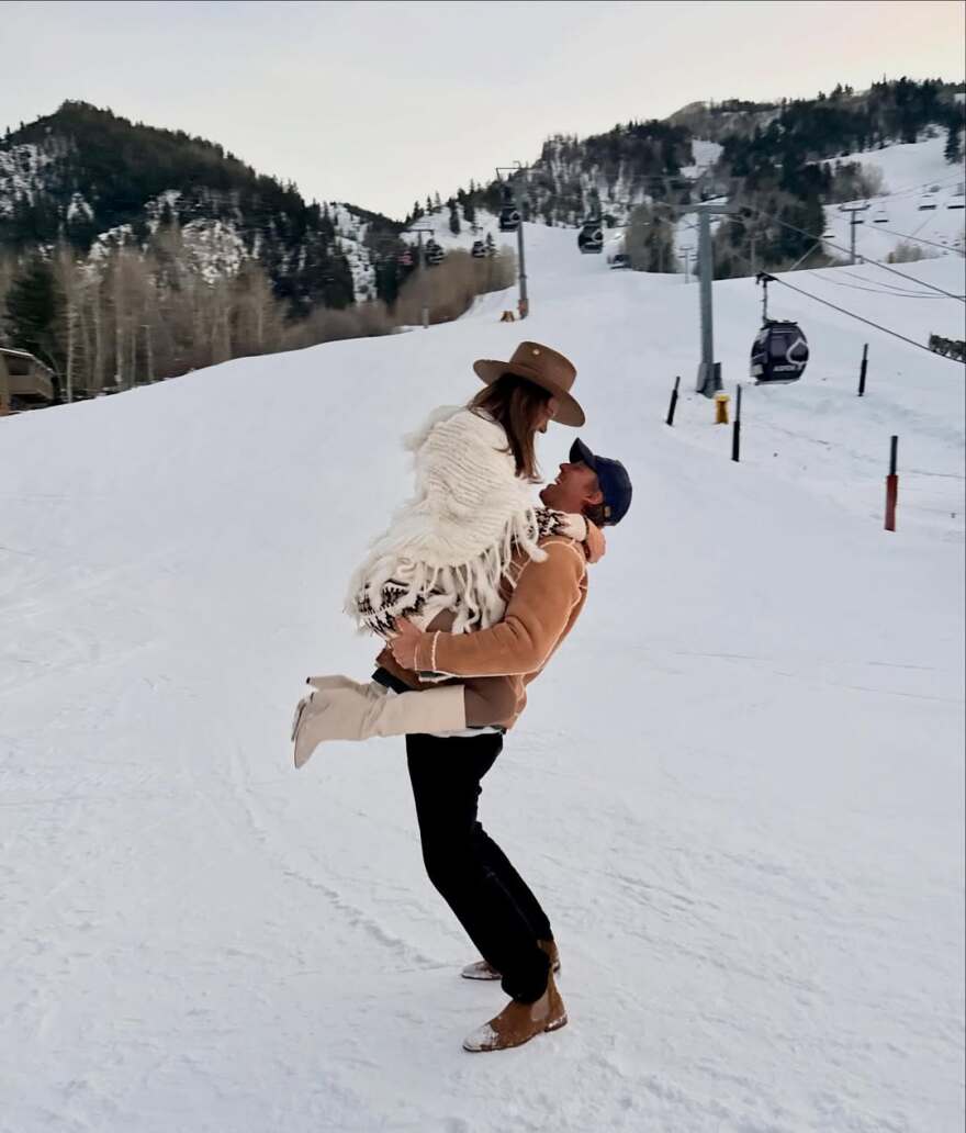 Η Αλεσάντρα Αμπρόσιο και ο Μπακ Πάλμερ ποζάρουν στα χιόνια