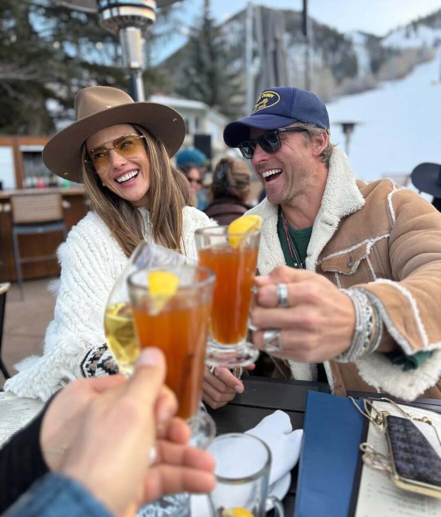 Η Αλεσάντρα Αμπρόσιο και ο Μπακ Πάλμερ ποζάρουν στα χιόνια