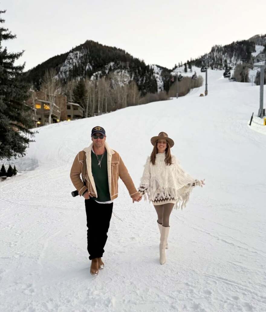 Η Αλεσάντρα Αμπρόσιο και ο Μπακ Πάλμερ ποζάρουν στα χιόνια