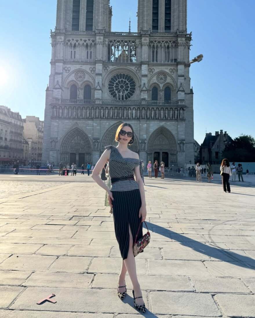 Η Λίλι Κόλινς δημοσίευσε backstage φωτογραφίες από την πέμπτη σεζόν του Emily in Paris