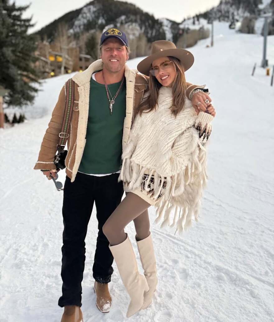 Η Αλεσάντρα Αμπρόσιο και ο Μπακ Πάλμερ ποζάρουν στα χιόνια