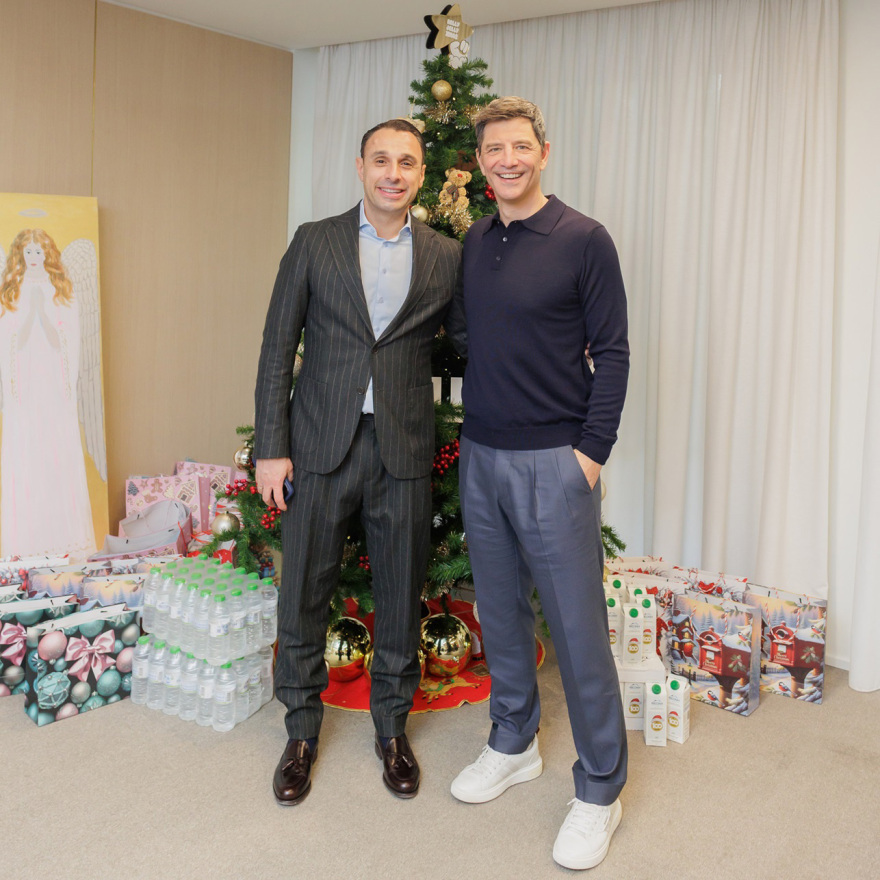 Χριστούγεννα αγάπης από τη ΘΕΟΝΗ με τον Σάκη Ρουβά στον Ξενώνα «Μαριάννα Β. Βαρδινογιάννη – ΕΛΠΙΔΑ»
