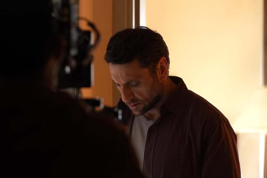 Ο Γιώργος Χρυσοστόμου δημοσίευσε φωτογραφίες του από τα γυρίσματα στο «Maestro»