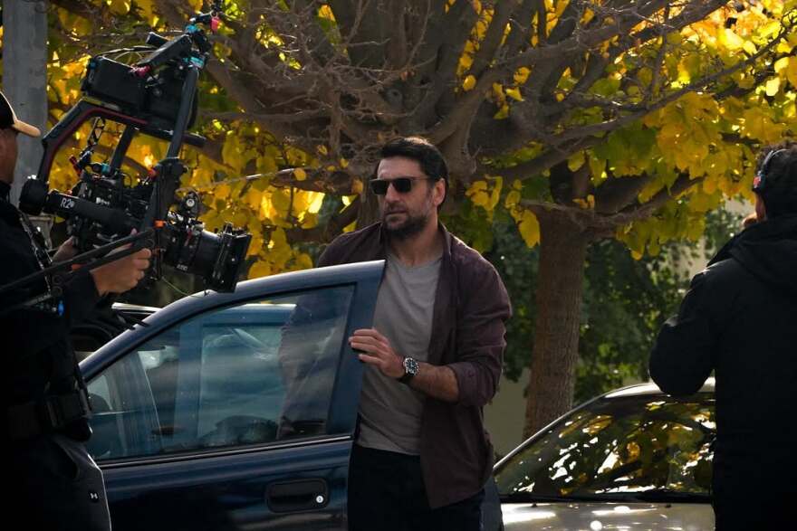 Ο Γιώργος Χρυσοστόμου δημοσίευσε φωτογραφίες του από τα γυρίσματα στο «Maestro»