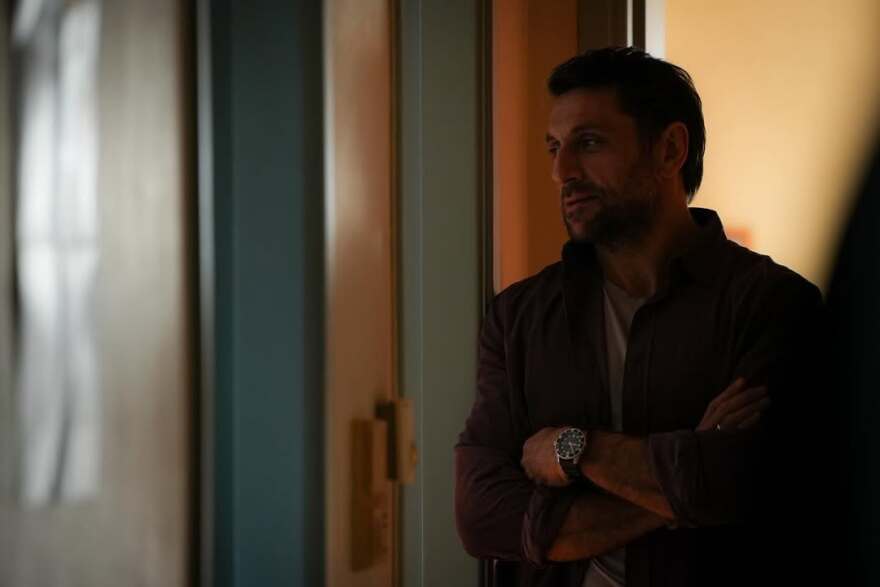 Ο Γιώργος Χρυσοστόμου δημοσίευσε φωτογραφίες του από τα γυρίσματα στο «Maestro»