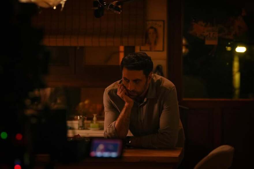 Ο Γιώργος Χρυσοστόμου δημοσίευσε φωτογραφίες του από τα γυρίσματα στο «Maestro»