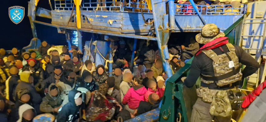 &Sigma;&tau;&omicron;&iota;&beta;&alpha;&gamma;&mu;έ&nu;&omicron;&iota; &beta;&rho;έ&theta;&eta;&kappa;&alpha;&nu; &sigma;&tau;&omicron; &alpha;&lambda;&iota;&epsilon;&upsilon;&tau;&iota;&kappa;ό &sigma;&kappa;ά&phi;&omicron;&sigmaf; &omicron;&iota; 545 &pi;&alpha;&rho;ά&nu;&omicron;&mu;&omicron;&iota; &mu;&epsilon;&tau;&alpha;&nu;ά&sigma;&tau;&epsilon;&sigmaf; &pi;&omicron;&upsilon; &delta;&iota;&alpha;&sigma;ώ&theta;&eta;&kappa;&alpha;&nu; &alpha;&nu;&omicron;&iota;&chi;&tau;ά &tau;&eta;&sigmaf; &Gamma;&alpha;ύ&delta;&omicron;&upsilon;, &delta;&epsilon;ί&tau;&epsilon; &beta;ί&nu;&tau;&epsilon;&omicron; &kappa;&alpha;&iota; &phi;&omega;&tau;&omicron;&gamma;&rho;&alpha;&phi;ί&epsilon;&sigmaf;