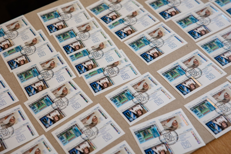 ΕΛΤΑ: Νέα σειρά γραμματοσήμων και φακέλων «ΕΛΠΙΔΑ-Μαριάννα Β. Βαρδινογιάννη»