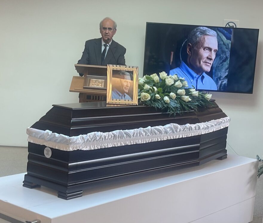 Με το τραγούδι «Του Αιγαίου τα μπλουζ» αποχαιρέτησαν τον Αλμπέρτο Εσκενάζυ συγγενείς και φίλοι στο αποτεφρωτήριο Ριτσώνας