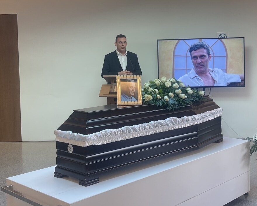 Με το τραγούδι «Του Αιγαίου τα μπλουζ» αποχαιρέτησαν τον Αλμπέρτο Εσκενάζυ συγγενείς και φίλοι στο αποτεφρωτήριο Ριτσώνας