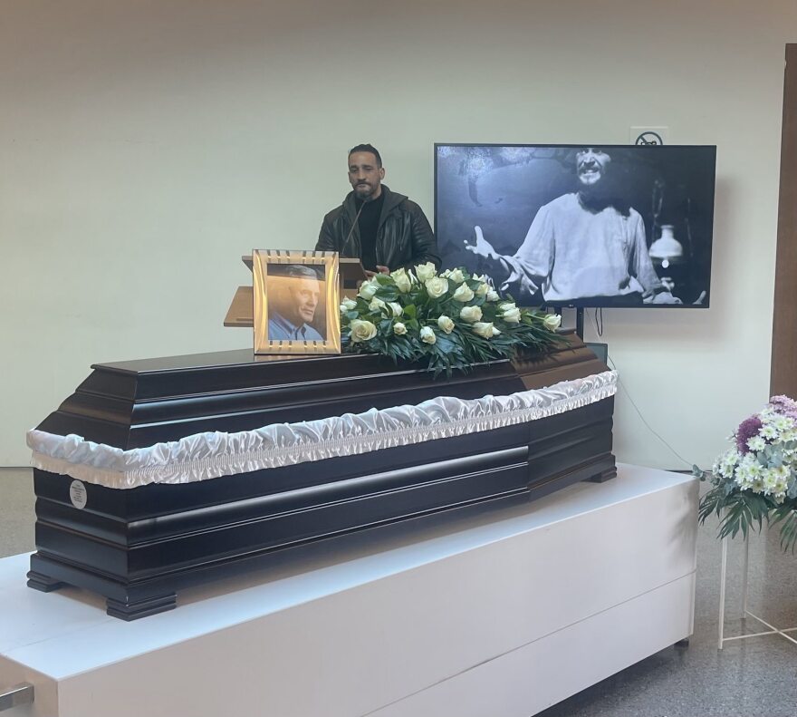 Με το τραγούδι «Του Αιγαίου τα μπλουζ» αποχαιρέτησαν τον Αλμπέρτο Εσκενάζυ συγγενείς και φίλοι στο αποτεφρωτήριο Ριτσώνας