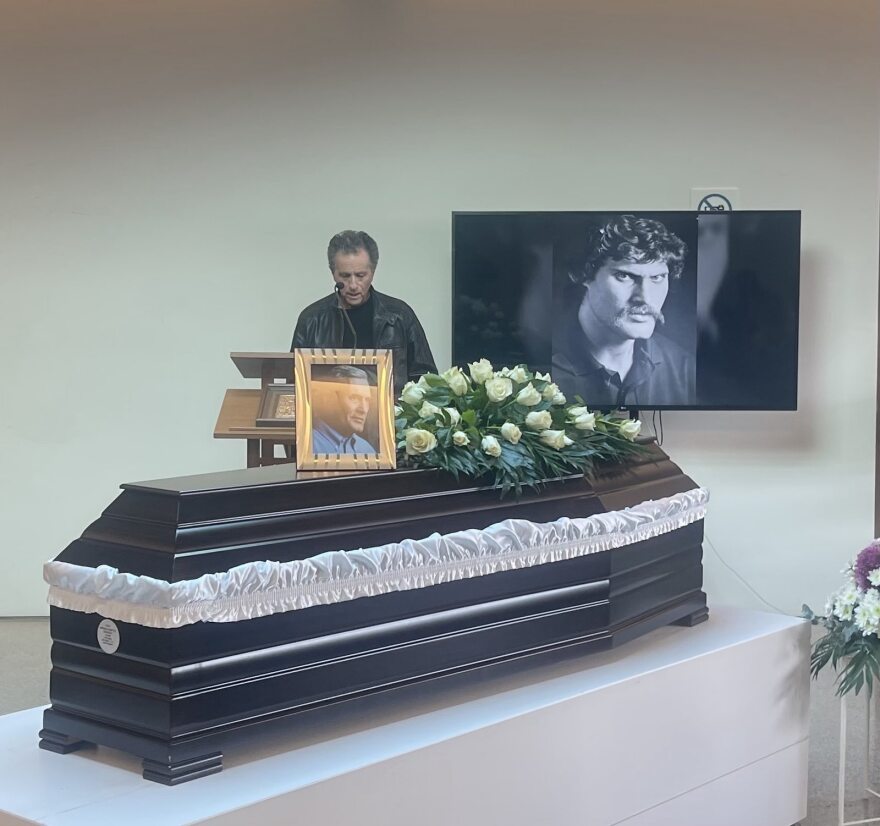 Με το τραγούδι «Του Αιγαίου τα μπλουζ» αποχαιρέτησαν τον Αλμπέρτο Εσκενάζυ συγγενείς και φίλοι στο αποτεφρωτήριο Ριτσώνας