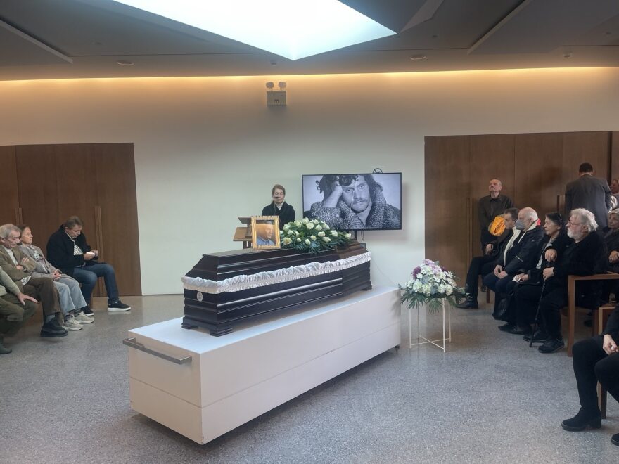 Με το τραγούδι «Του Αιγαίου τα μπλουζ» αποχαιρέτησαν τον Αλμπέρτο Εσκενάζυ συγγενείς και φίλοι στο αποτεφρωτήριο Ριτσώνας