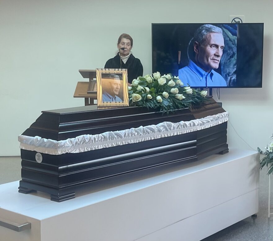 Με το τραγούδι «Του Αιγαίου τα μπλουζ» αποχαιρέτησαν τον Αλμπέρτο Εσκενάζυ συγγενείς και φίλοι στο αποτεφρωτήριο Ριτσώνας