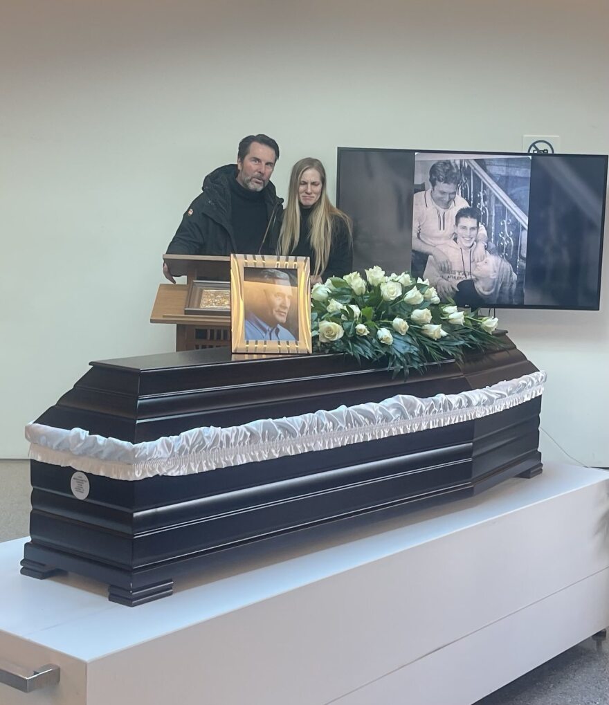 Με το τραγούδι «Του Αιγαίου τα μπλουζ» αποχαιρέτησαν τον Αλμπέρτο Εσκενάζυ συγγενείς και φίλοι στο αποτεφρωτήριο Ριτσώνας