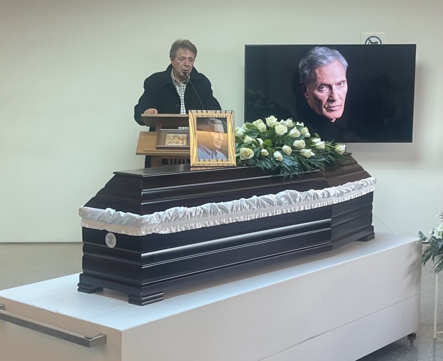 Με το τραγούδι «Του Αιγαίου τα μπλουζ» αποχαιρέτησαν τον Αλμπέρτο Εσκενάζυ συγγενείς και φίλοι στο αποτεφρωτήριο Ριτσώνας