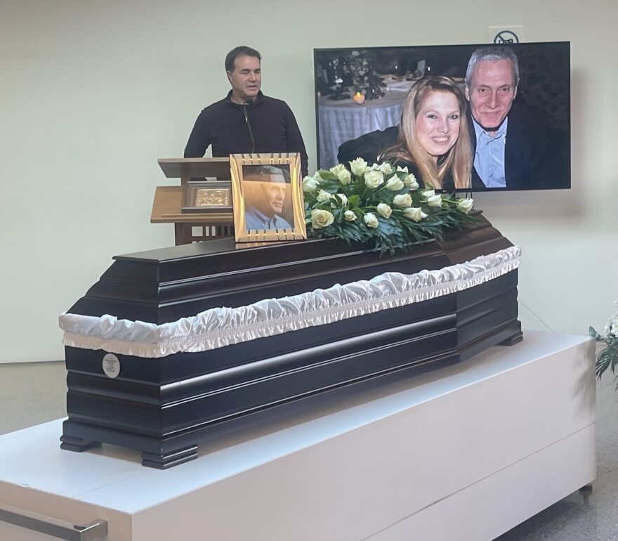 Με το τραγούδι «Του Αιγαίου τα μπλουζ» αποχαιρέτησαν τον Αλμπέρτο Εσκενάζυ συγγενείς και φίλοι στο αποτεφρωτήριο Ριτσώνας