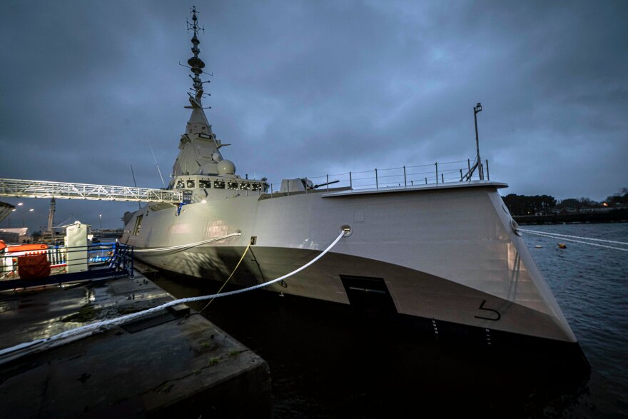 Η ελληνική σημαία υψώθηκε στη φρεγάτα «Κίμων»: Πώς αλλάζει τους όρους στο Αιγαίο η πρώτη ελληνική Belharra 