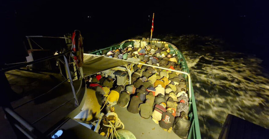 &Sigma;&tau;&omicron;&iota;&beta;&alpha;&gamma;&mu;έ&nu;&omicron;&iota; &beta;&rho;έ&theta;&eta;&kappa;&alpha;&nu; &sigma;&tau;&omicron; &alpha;&lambda;&iota;&epsilon;&upsilon;&tau;&iota;&kappa;ό &sigma;&kappa;ά&phi;&omicron;&sigmaf; &omicron;&iota; 545 &pi;&alpha;&rho;ά&nu;&omicron;&mu;&omicron;&iota; &mu;&epsilon;&tau;&alpha;&nu;ά&sigma;&tau;&epsilon;&sigmaf; &pi;&omicron;&upsilon; &delta;&iota;&alpha;&sigma;ώ&theta;&eta;&kappa;&alpha;&nu; &alpha;&nu;&omicron;&iota;&chi;&tau;ά &tau;&eta;&sigmaf; &Gamma;&alpha;ύ&delta;&omicron;&upsilon;, &delta;&epsilon;ί&tau;&epsilon; &beta;ί&nu;&tau;&epsilon;&omicron; &kappa;&alpha;&iota; &phi;&omega;&tau;&omicron;&gamma;&rho;&alpha;&phi;ί&epsilon;&sigmaf;