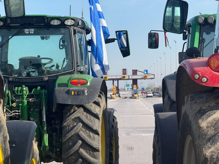Οι αγρότες έκλεισαν και τα δύο ρεύματα κυκλοφορίας στα διόδια των Μαλγάρων, δείτε εικόνες